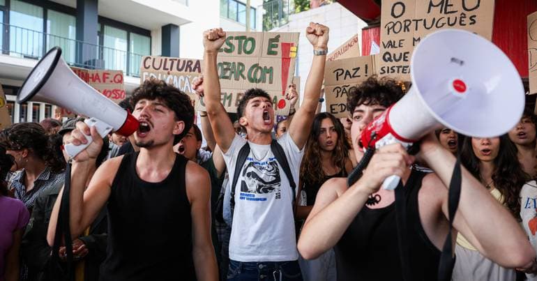Students and teachers call for the minister's resignation