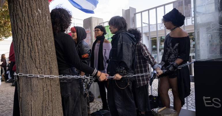 Students protesting close Camões and António Arroio high schools