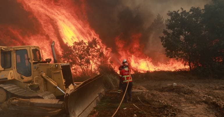 More than 200 firefighters battle fire in Boticas