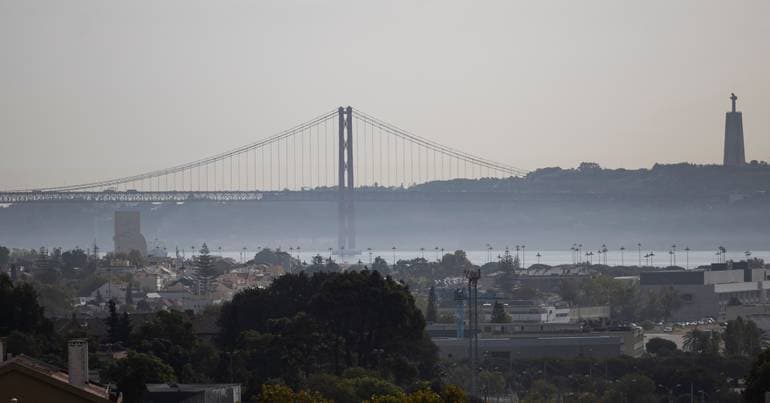 Collision between truck and motorcycle causes one death on the 25 de Abril Bridge