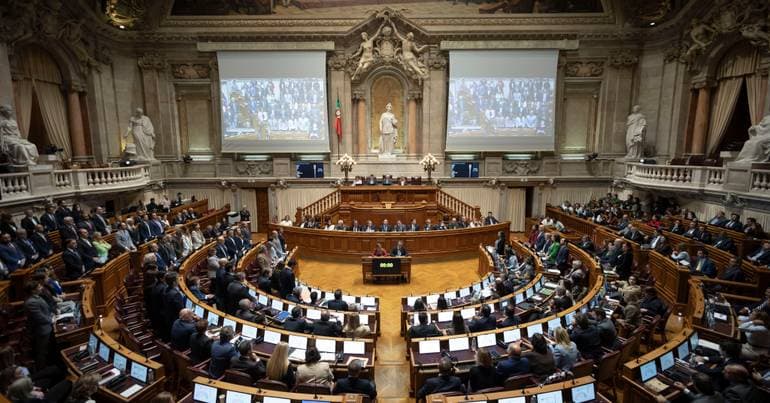 Strike. Left criticises, right downplays