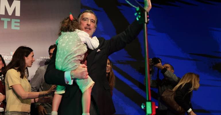 Grandfather Cotrim brings grandchildren on to the stage: "The fight is also for you"