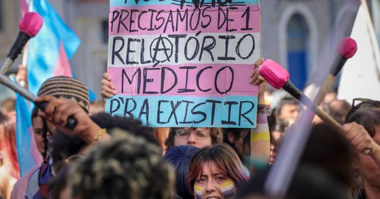 Trans visibility. Hundreds demonstrate in Lisbon