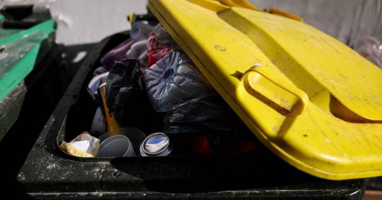 Return scheme causes looting of containers in Porto