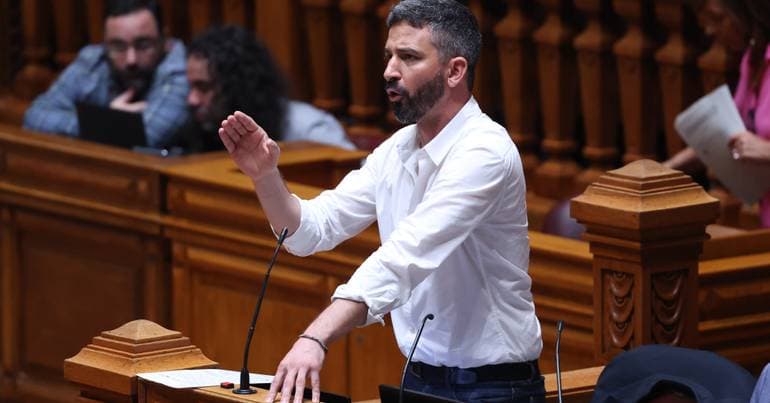 Ponta Delgada Customs House in ruins, Left Bloc demands action