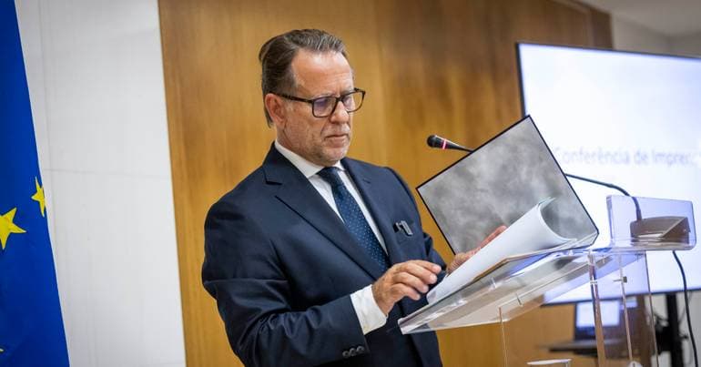 Luís Neves paid 5,000 euros in cash. Law imposes limits