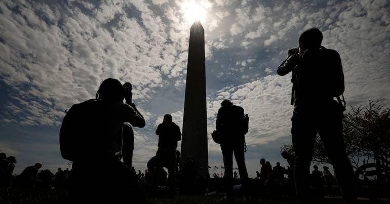 How to photograph the eclipse without damaging your mobile phone camera
