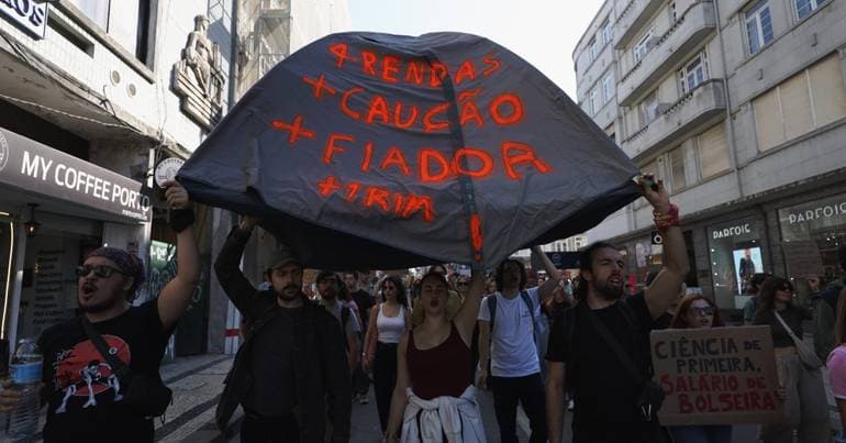 Hundreds in housing demonstration in Porto