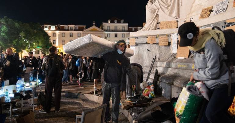 On the sixth night, there was no camping or gathering in Rossio