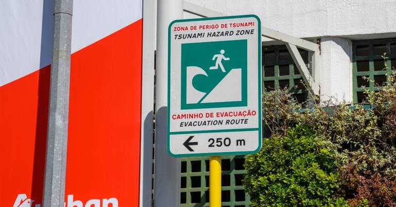 Torres Vedras beach installs tsunami risk signage