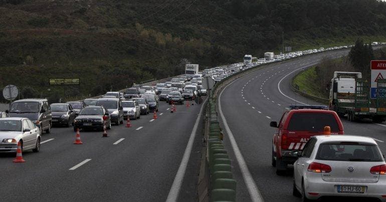 A32 closed in the North-South direction following a truck crash