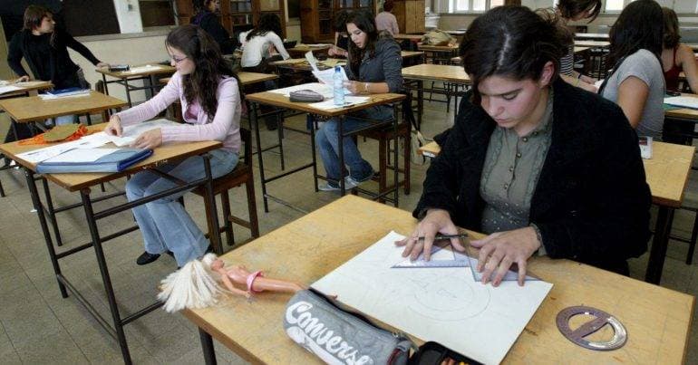 Students blockade Soares dos Reis School in protest