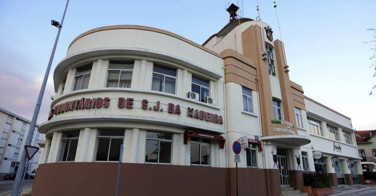 Fire destroys the first floor of a house in Funchal