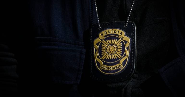Jovem de 16 anos detido por suspeitas de violação a colegas