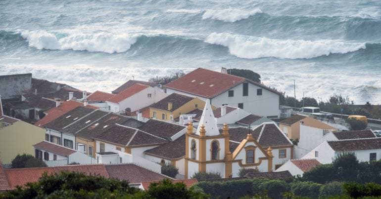 Flores and Corvo under yellow warning due to rough seas