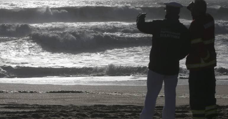 Two young women rescued from the sea at Baía Beach in Espinho