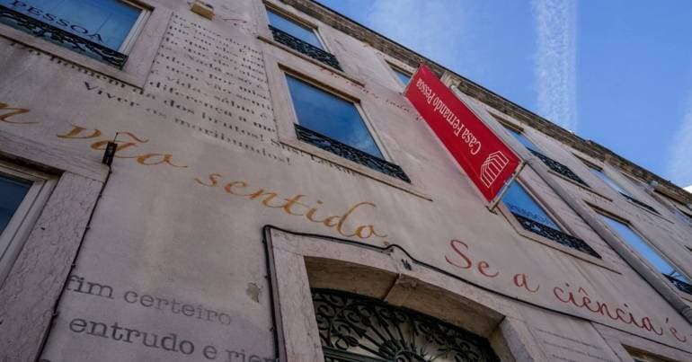 Poetry-only book fair sets up in Jardim da Parada