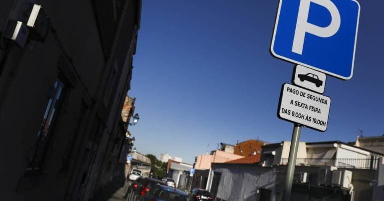 Residents and business owners call for parking in Massarelos
