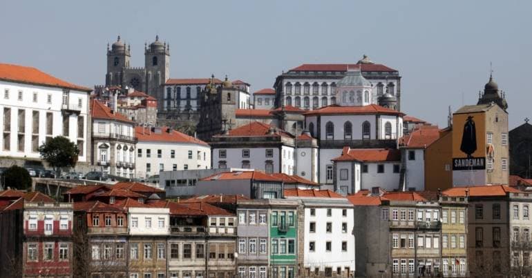 Residential building facade collapses in Porto with no injuries reported