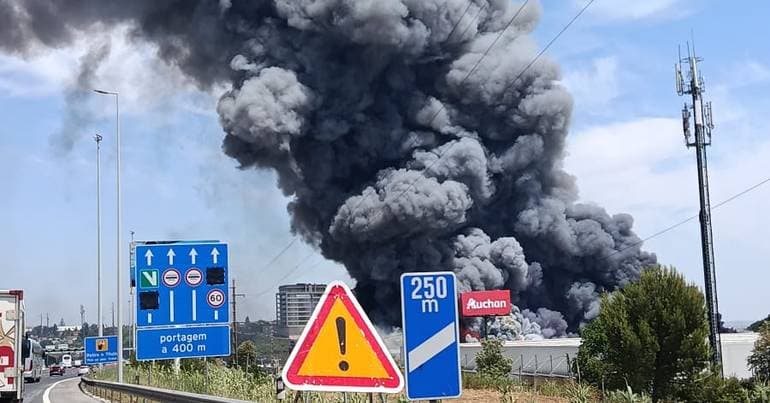 Fire breaks out at DHL warehouses in Vialonga