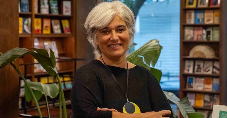 Poetry book "Entra-se na Casa pelo Pátio" arrives in bookstores