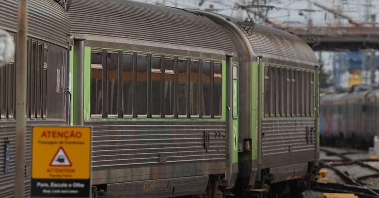 Motorcyclist struck and killed by train in Barcelos
