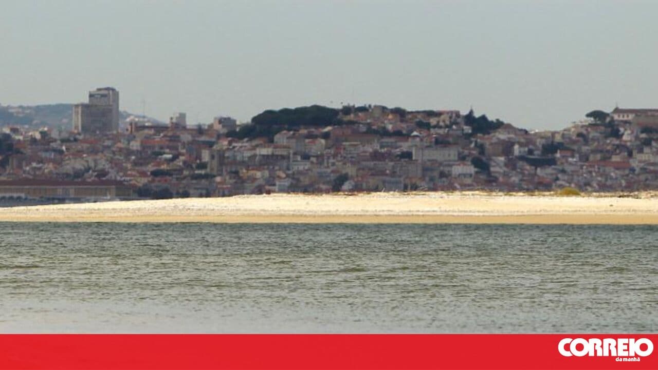 Man dies at Ponta dos Corvos beach in Seixal. Body was recovered from the water