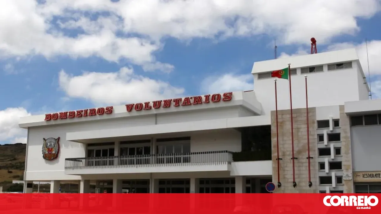 Torres Vedras Volunteer Firefighters warn of ambulances waiting to be deployed