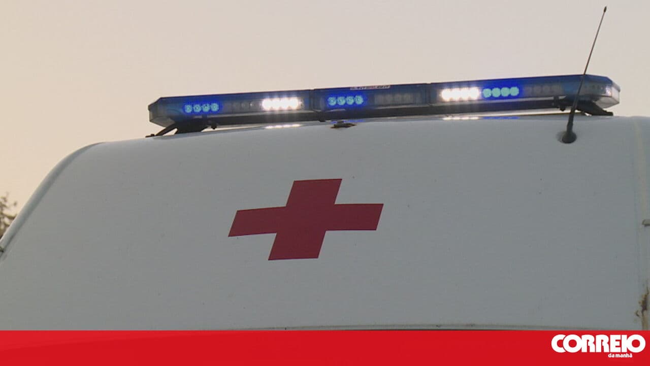 Fire consumes ambulance on the A4 in Paredes