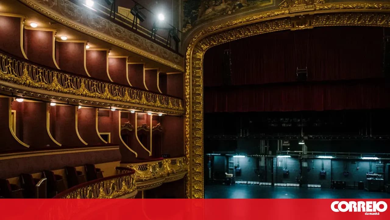 In silence, it takes the stage to break with 48 years of dictatorship oblivion