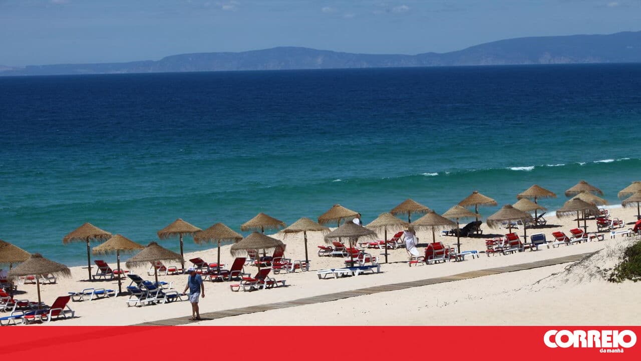 DECO says beachgoers can place umbrellas in front of concessions