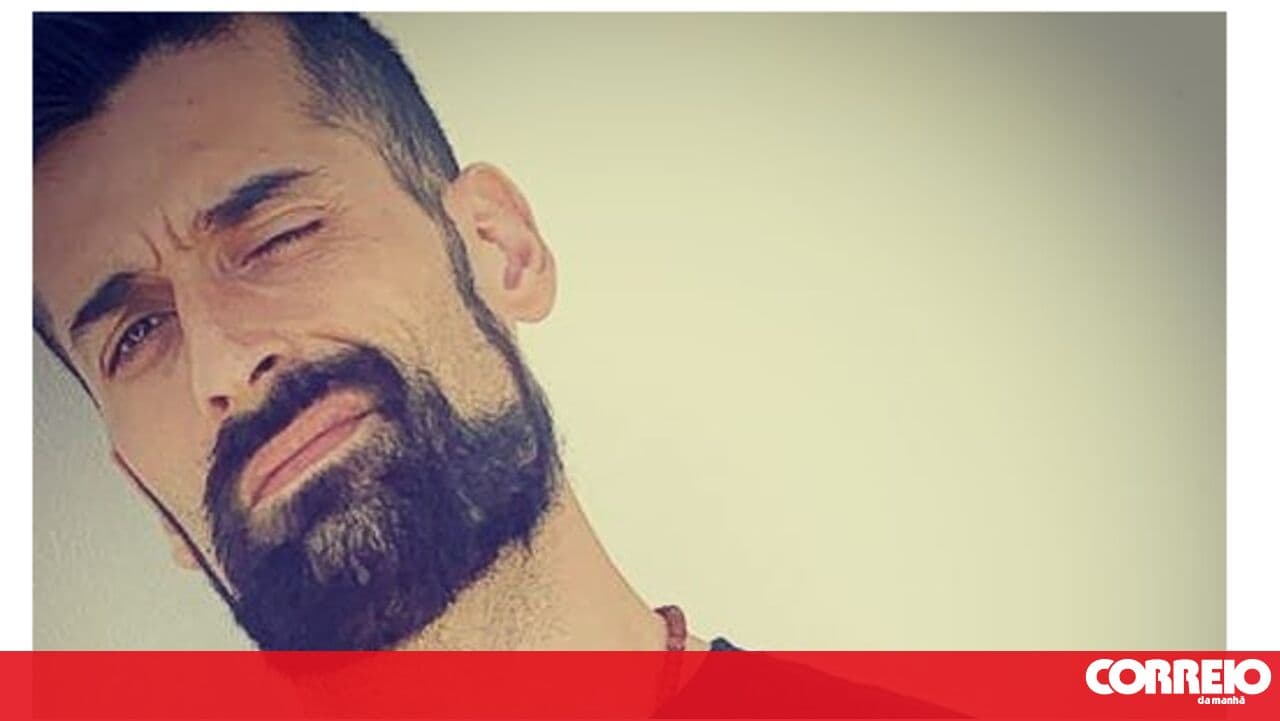 Comedians offer services to companies in exchange for construction materials