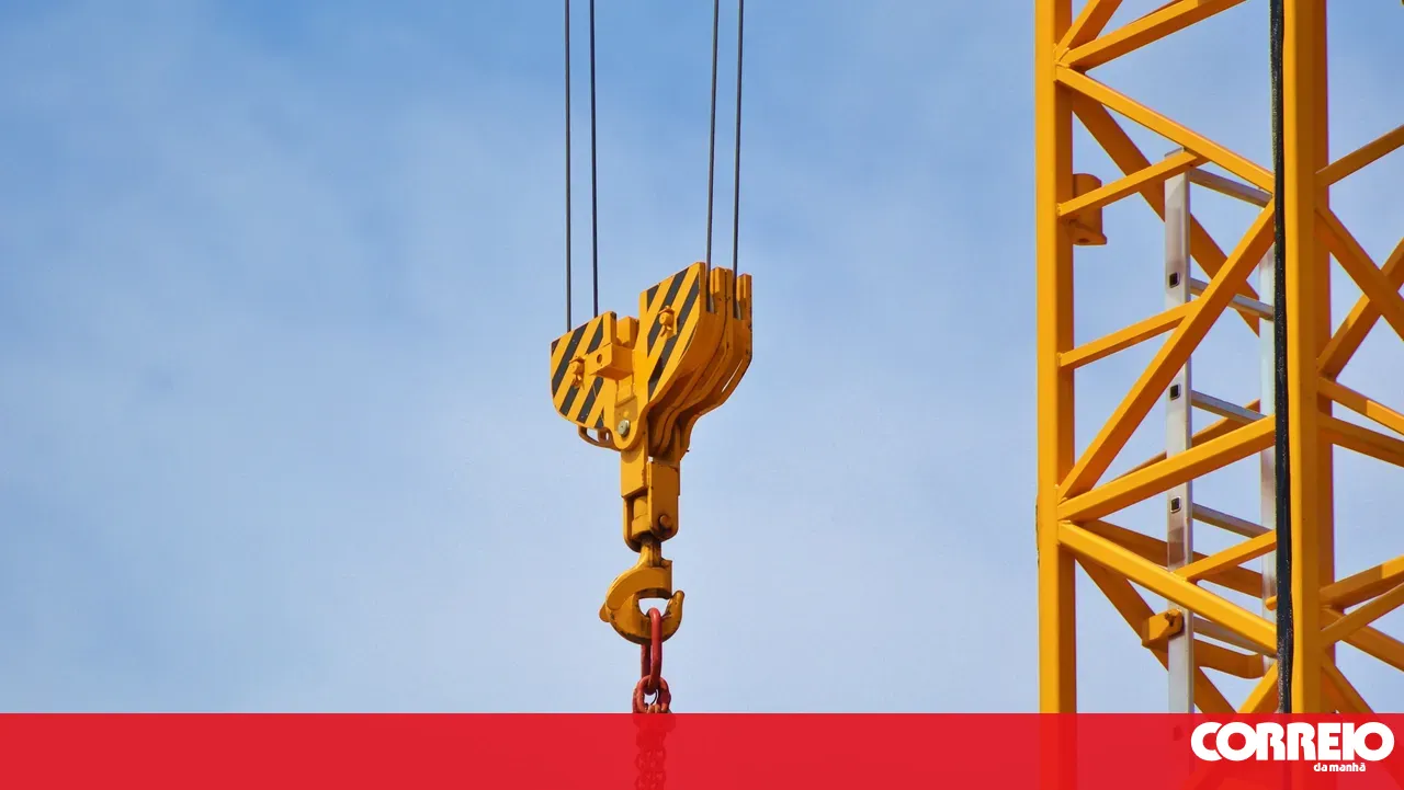 Two seriously injured in crane collapse in Leiria