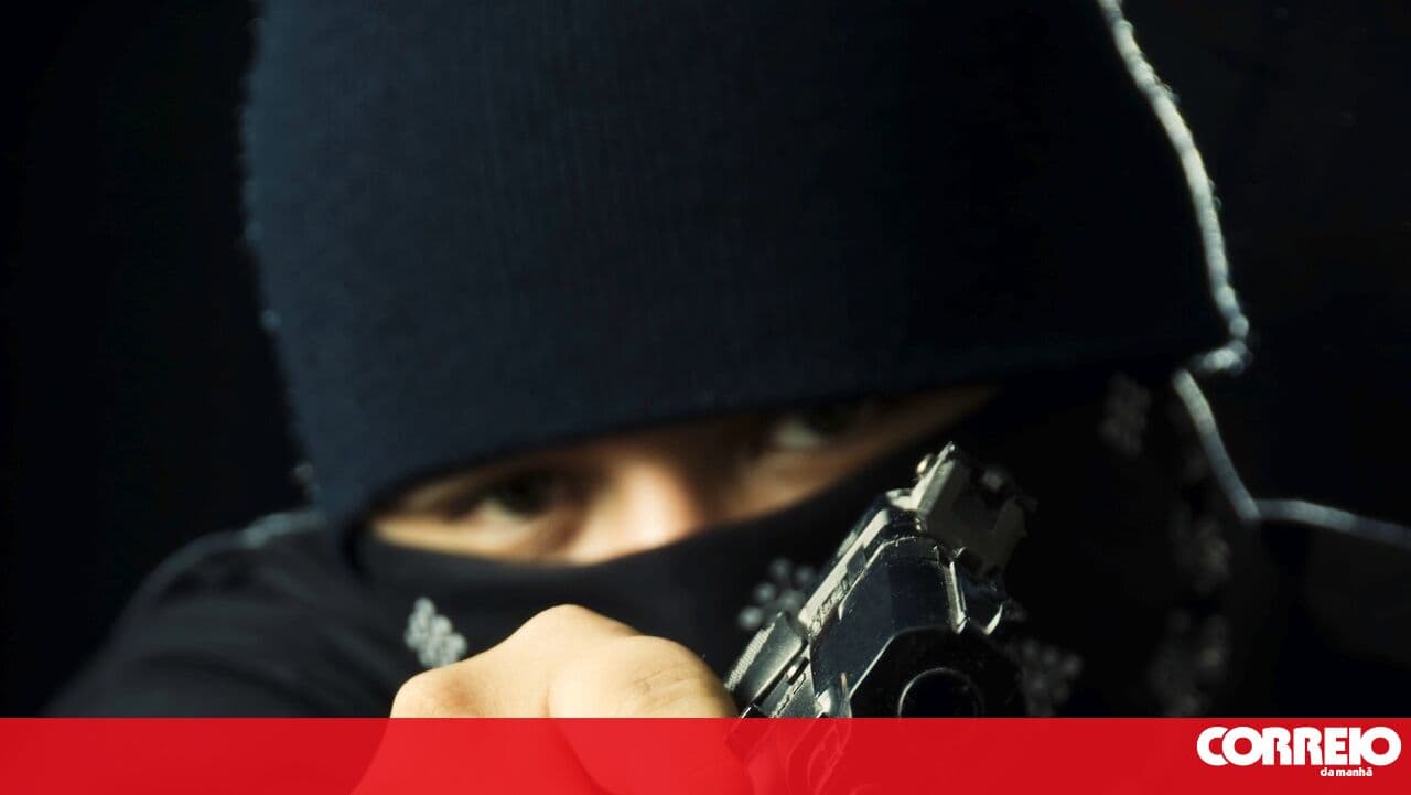 Drug dealer opens fire in bar and threatens to kill neighbours