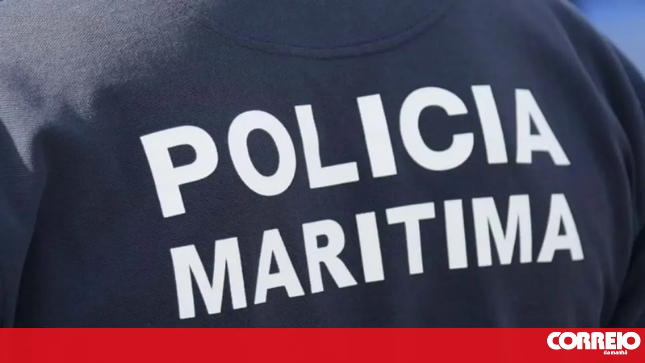 Man rescued at Aguda beach in Sintra after the sailboat he was on caught fire