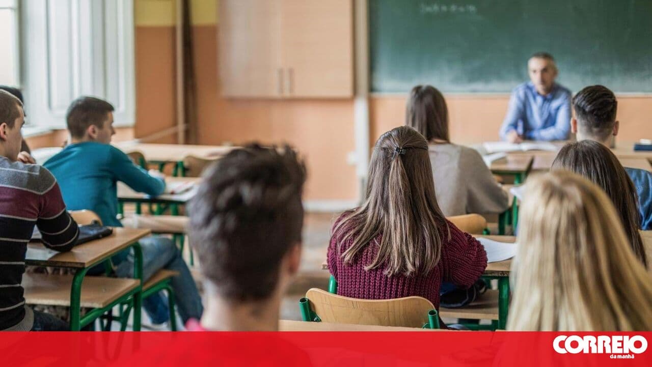 Corvo City Council awards scholarships to students in need