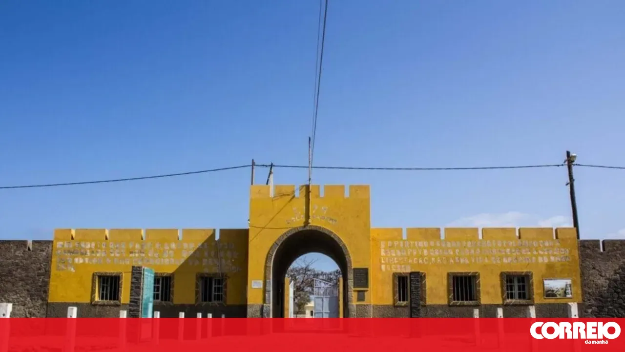 In "Terás visto o Mar", photographer João Pina expands memory through Tarrafal