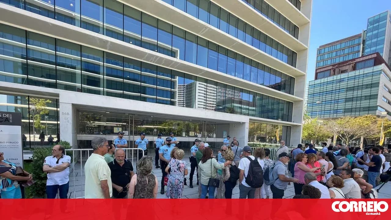 BES victims demand in Espinho that the State returns millions of euros to them