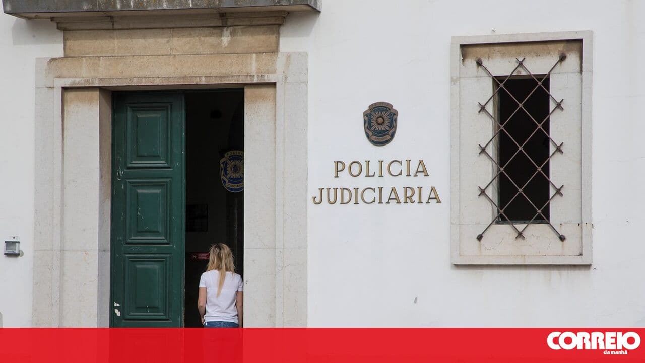 Man attacks two men with a utility knife during a football match broadcast in Barreiro