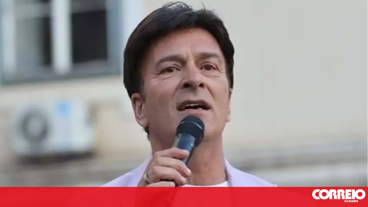 Tony Carreira loses patience with spectator during concert and the video goes viral