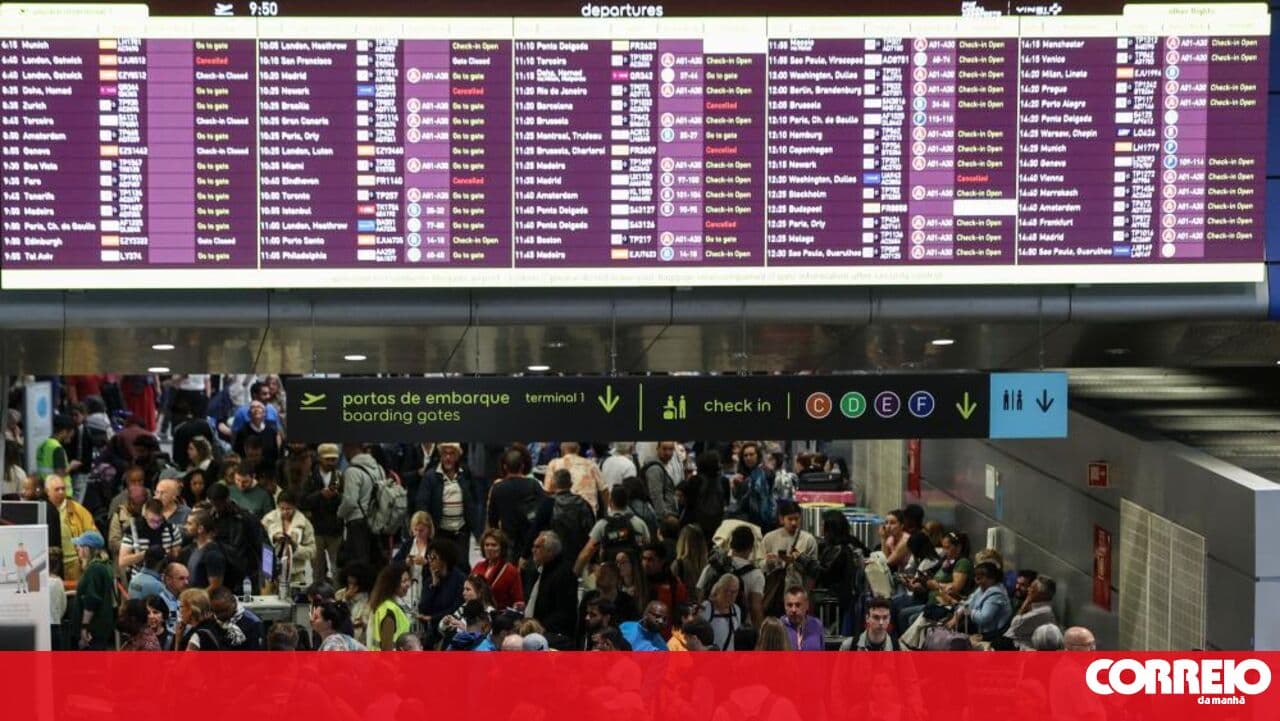 Lisbon airport border control temporarily closed after passengers disembarked in the wrong area
