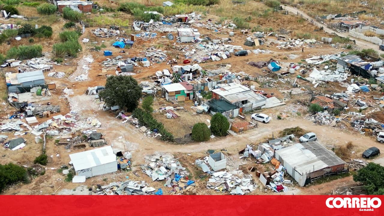 Almost a year after the demolitions, some families continue to live without water and electricity in the Talude neighbourhood