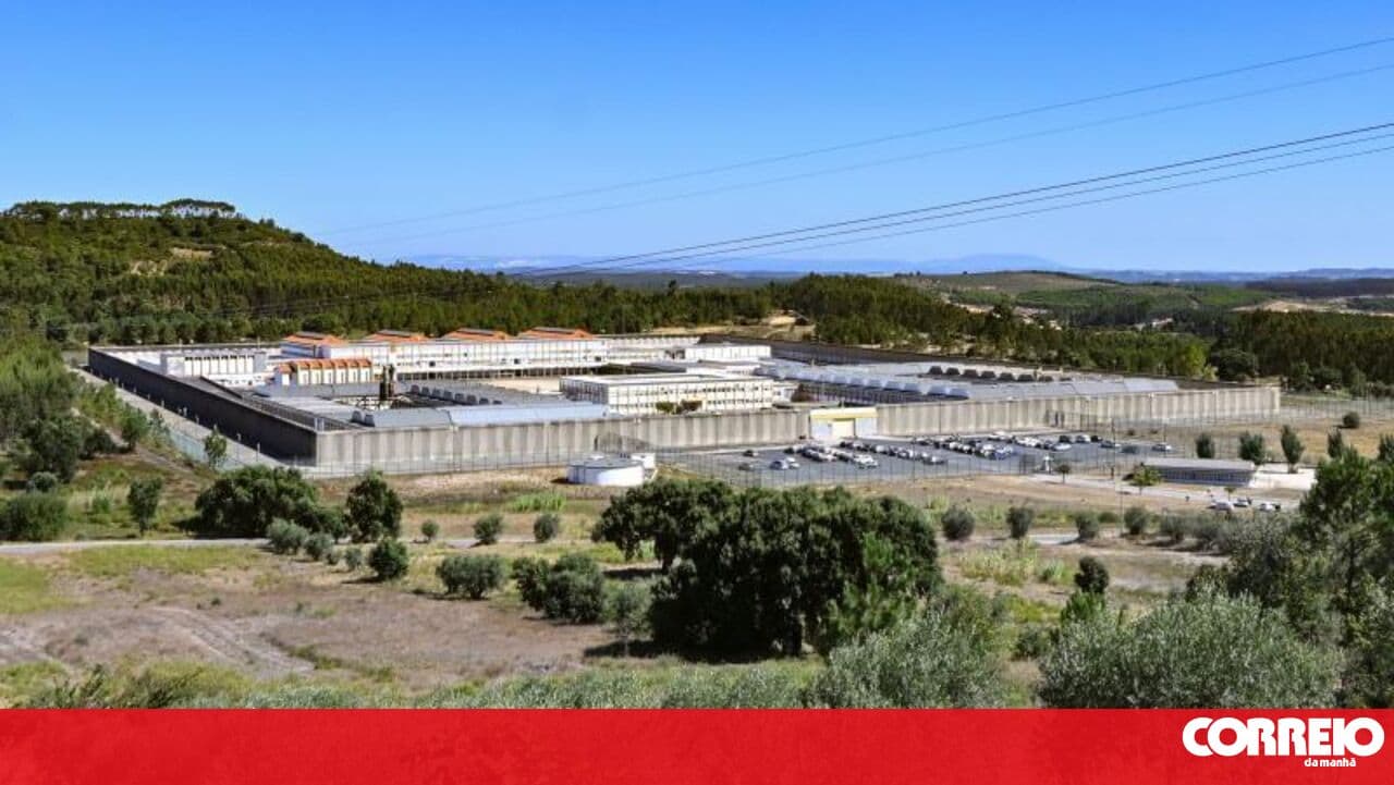Prison guards decide to maintain strike at Vale de Judeus prison