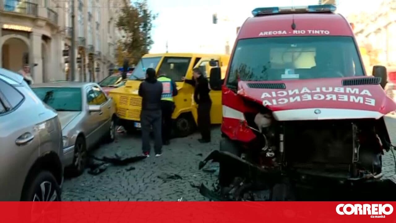 Five injured in collision between car and ambulance in Salvaterra de Magos
