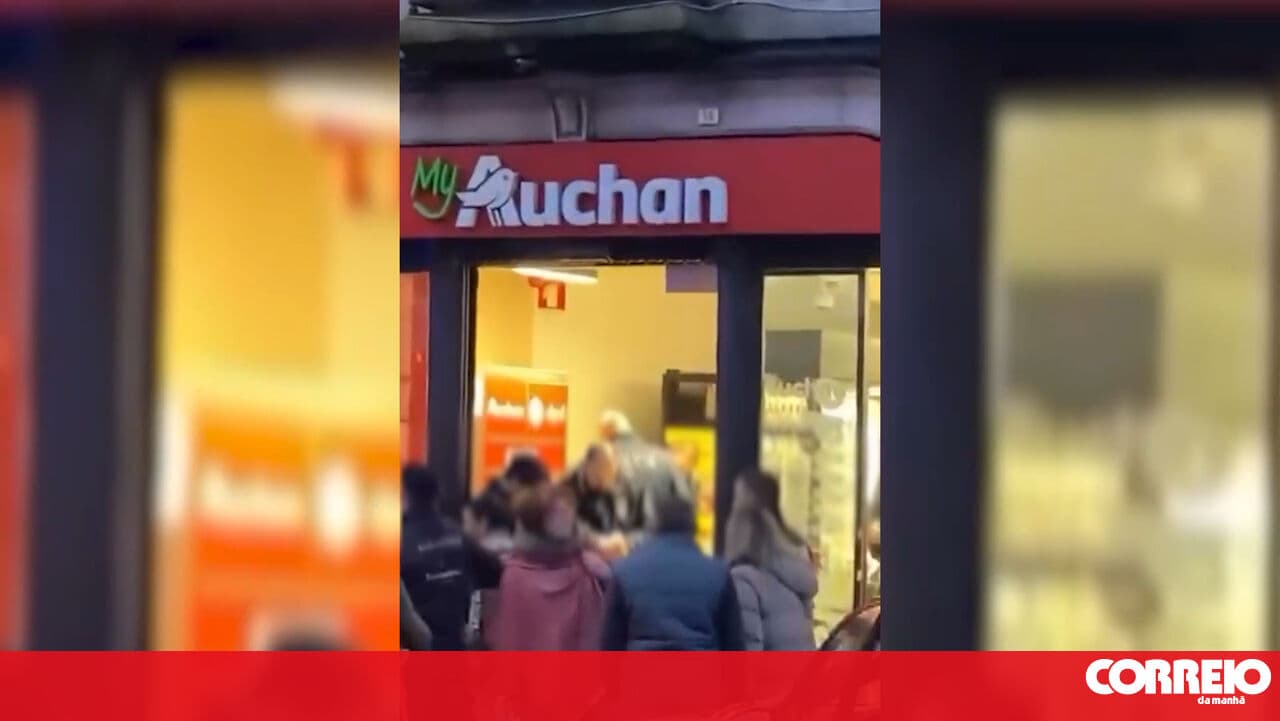 Three men attempt to rob a supermarket in Porto and end up locked inside the premises; suspects detained