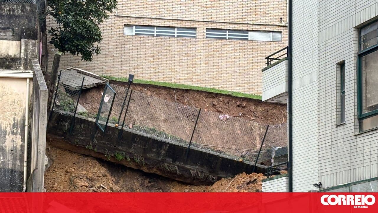 Wall collapses, causing damage to garages in Vila Nova de Gaia