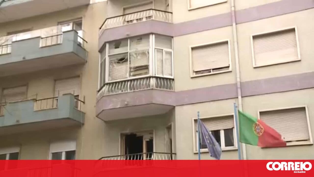 Explosion at a building under construction in Algés damages vehicles and neighbouring homes
