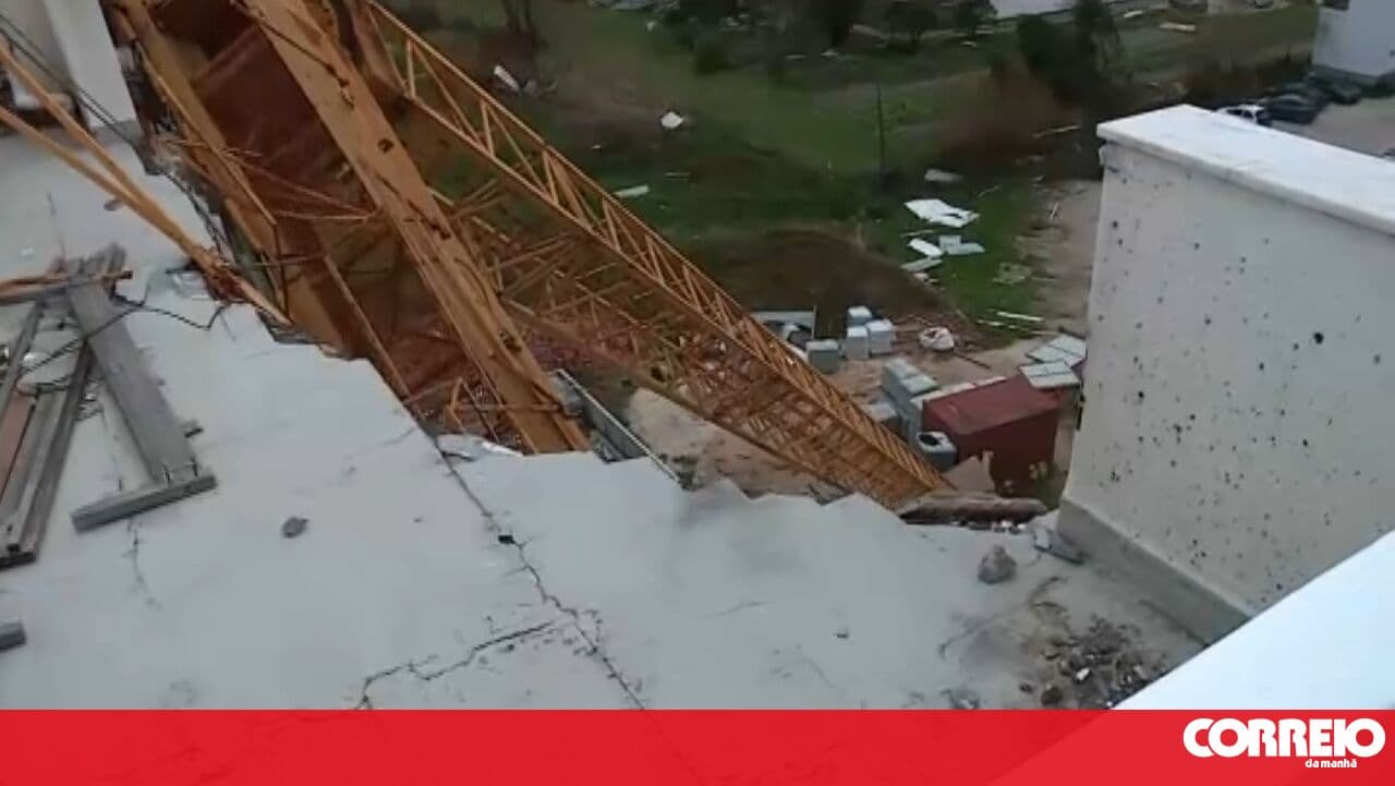 Crane collapses onto building in Marinha Grande due to strong winds