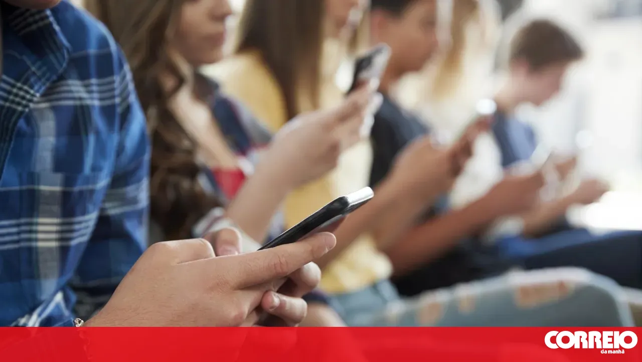 Teacher shortages and mobile phone bans mark the start of the school year