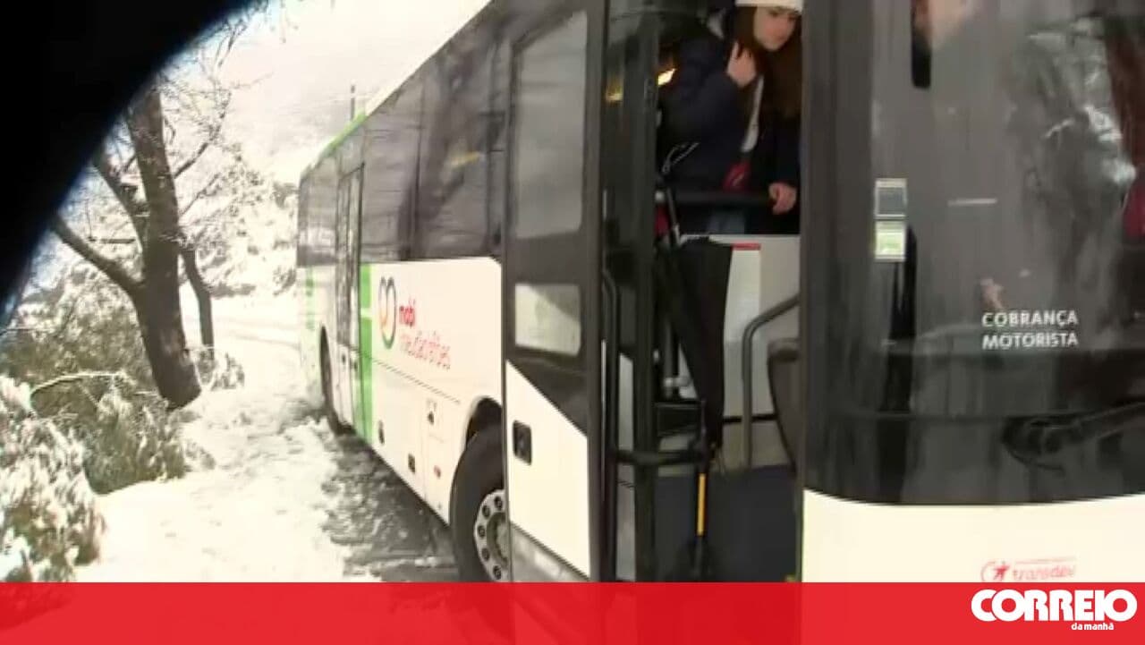 Coach carrying children and elderly stranded on a road in Castro Daire due to snow